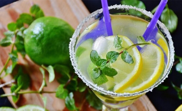 Çok tüketiliyor ama... Kritik uyarı! İşte limonlu su içmenin zararları...