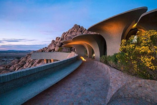 Foto - Çöl ortasında ilginç mimari