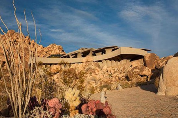 Foto - Çöl ortasında ilginç mimari