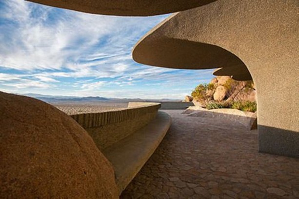 Foto - Çöl ortasında ilginç mimari