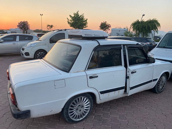 Çöl sıcaklarıyla baş edemedi! 1992 model arabaya ilginç önlem 