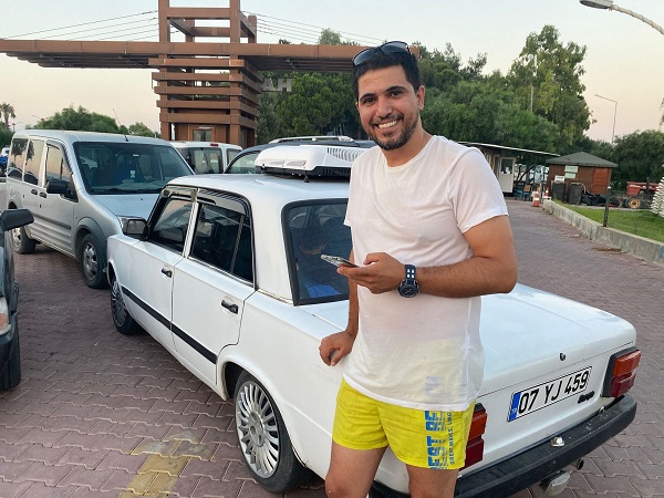 Foto - Çöl sıcaklarıyla baş edemedi! 1992 model arabaya ilginç önlem 