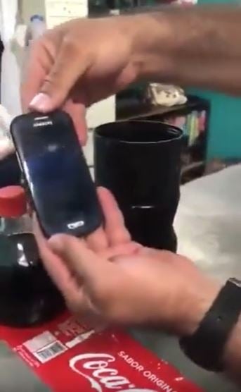 Foto - Cola Cola şişesinin içinden bakın ne çıktı! Öyle böcek möcek değil! Gözleriniz resmen yerinden fırlayacak