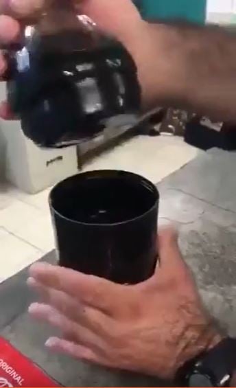 Foto - Cola Cola şişesinin içinden bakın ne çıktı! Öyle böcek möcek değil! Gözleriniz resmen yerinden fırlayacak