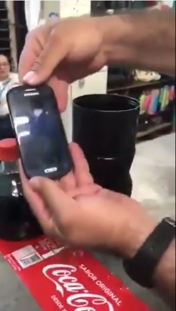 Foto - Cola Cola şişesinin içinden bakın ne çıktı! Öyle böcek möcek değil! Gözleriniz resmen yerinden fırlayacak
