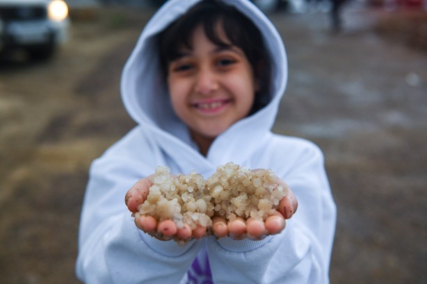 Foto - Çölde kar sevinci! Hemen telefona sarıldılar