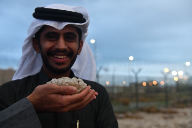 Foto - Çölde kar sevinci! Hemen telefona sarıldılar