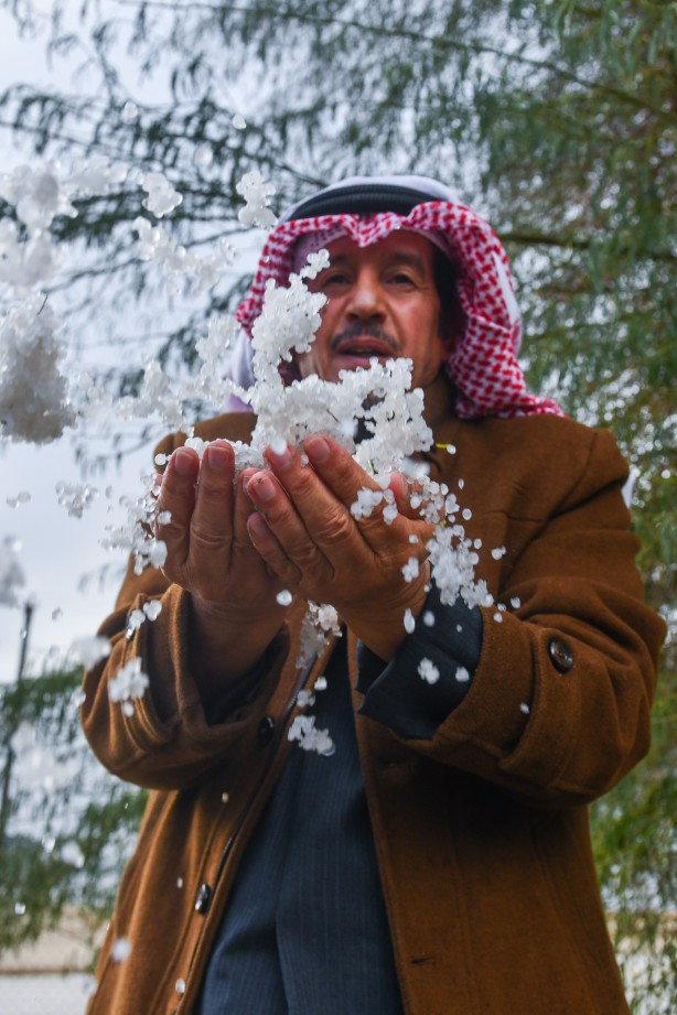 Çölde kar sevinci! Hemen telefona sarıldılar