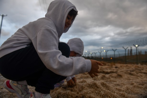 Foto - Çölde kar sevinci! Hemen telefona sarıldılar