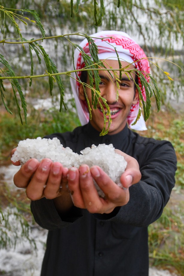 Foto - Çölde kar sevinci! Hemen telefona sarıldılar