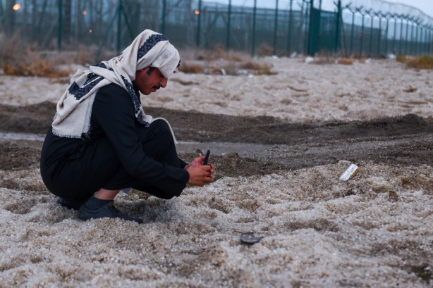 Foto - Çölde kar sevinci! Hemen telefona sarıldılar