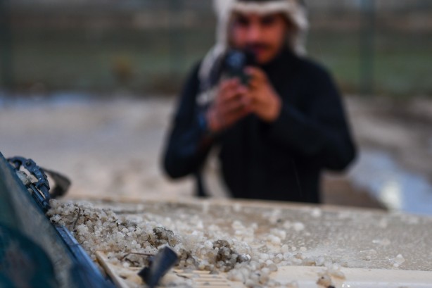 Foto - Çölde kar sevinci! Hemen telefona sarıldılar