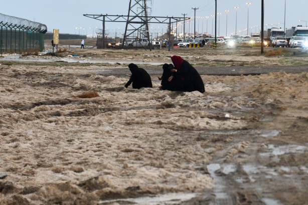 Foto - Çölde kar sevinci! Hemen telefona sarıldılar