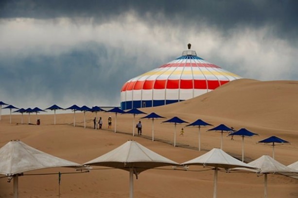 Foto - Çölün ortasında sıradışı bir otel