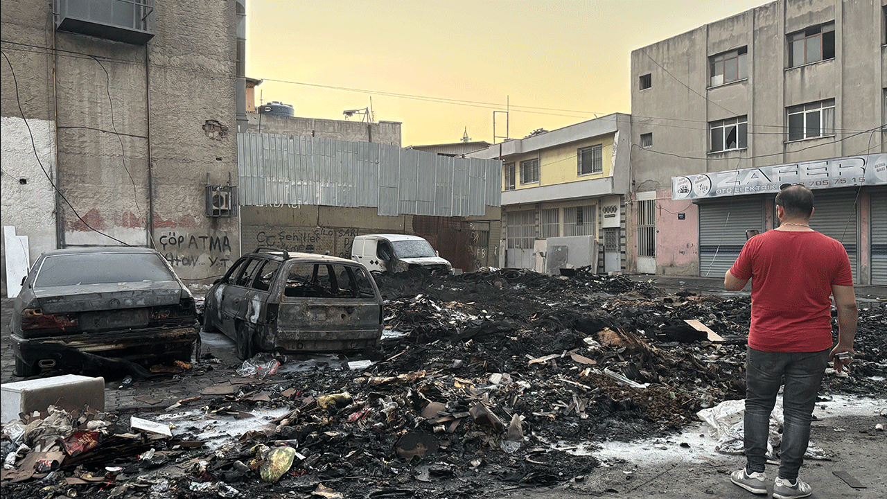 "Çöp atma" uyarısını dinlemediler… 6 araç cayır cayır yandı