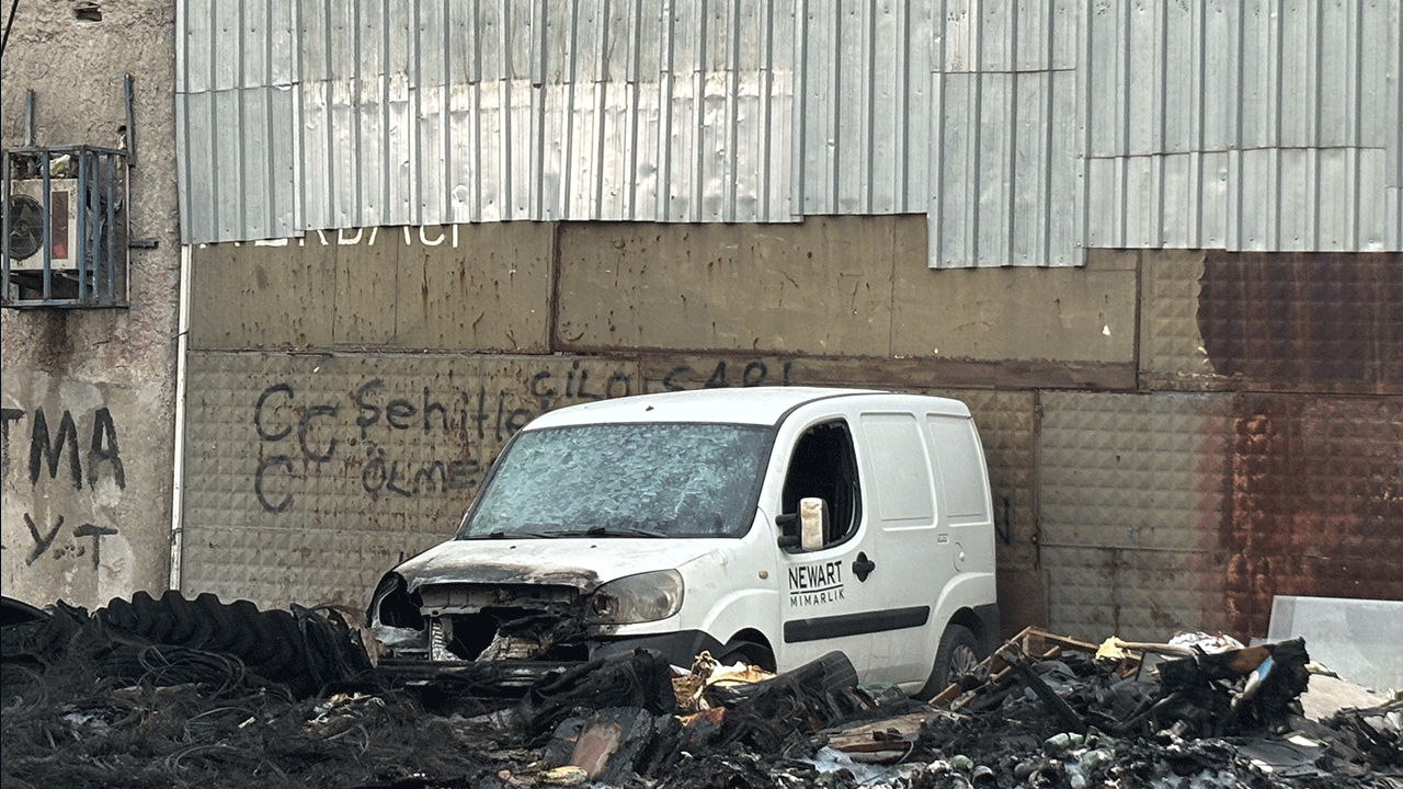 Foto - "Çöp atma" uyarısını dinlemediler… 6 araç cayır cayır yandı