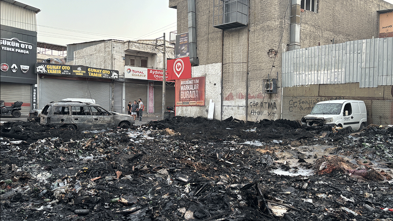 Foto - "Çöp atma" uyarısını dinlemediler… 6 araç cayır cayır yandı