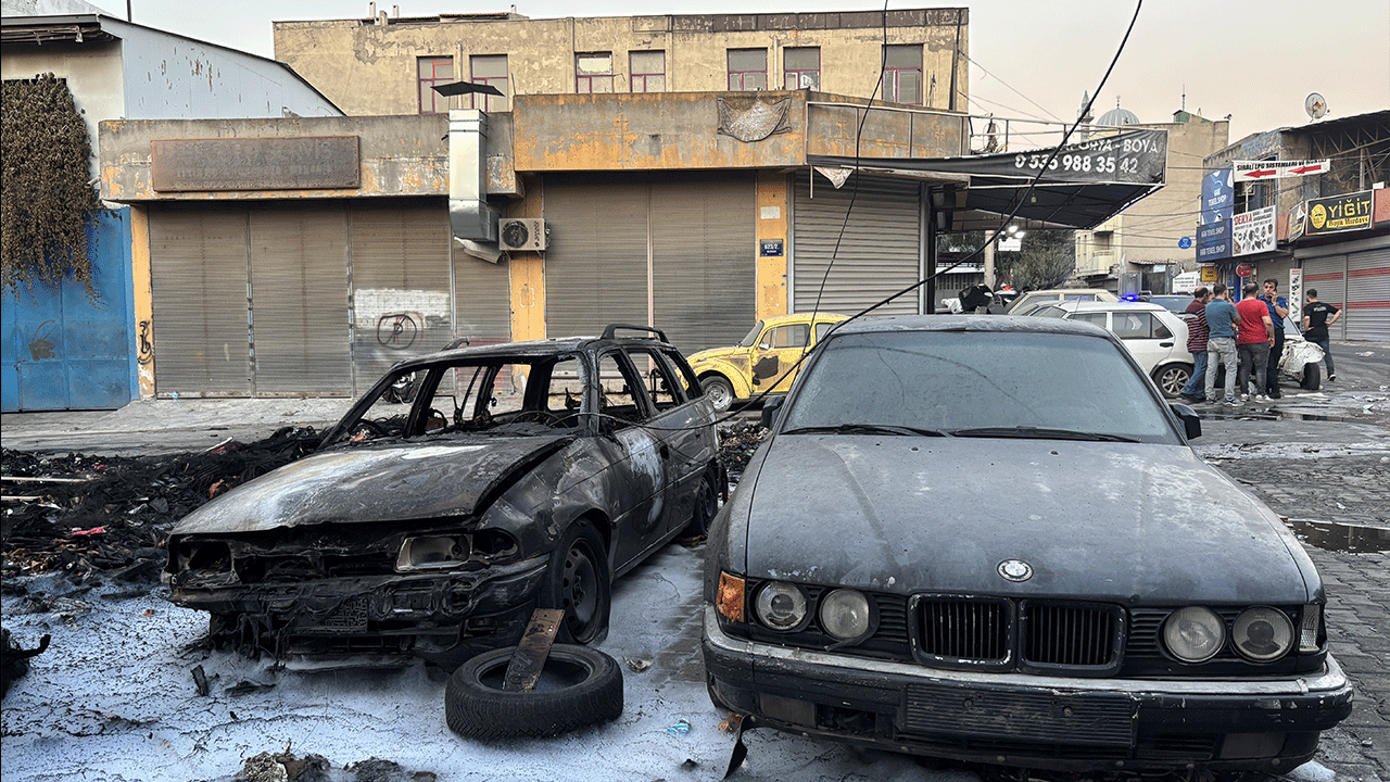 Foto - "Çöp atma" uyarısını dinlemediler… 6 araç cayır cayır yandı