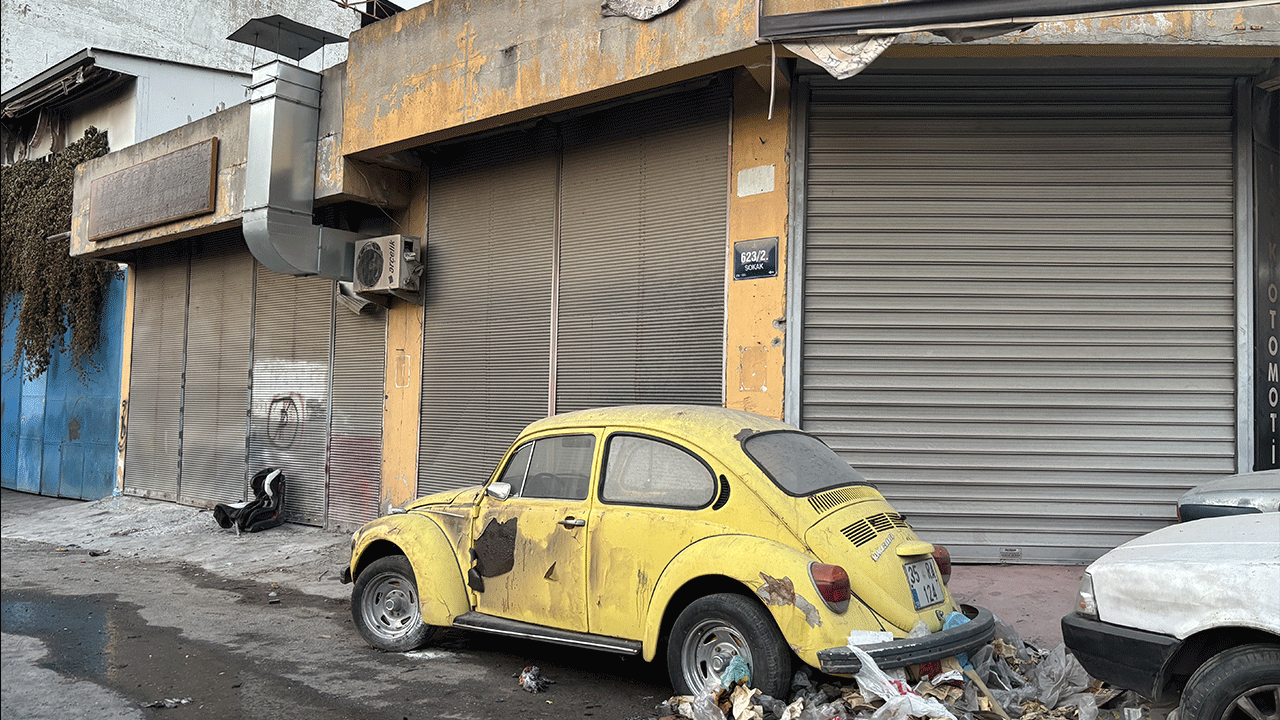 Foto - "Çöp atma" uyarısını dinlemediler… 6 araç cayır cayır yandı