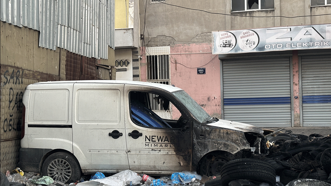 Foto - "Çöp atma" uyarısını dinlemediler… 6 araç cayır cayır yandı