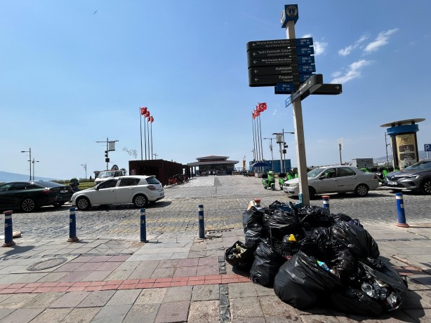 Foto - "Çöp kent" yine bildiğiniz gibi! "Belediye değil sanki pideci"