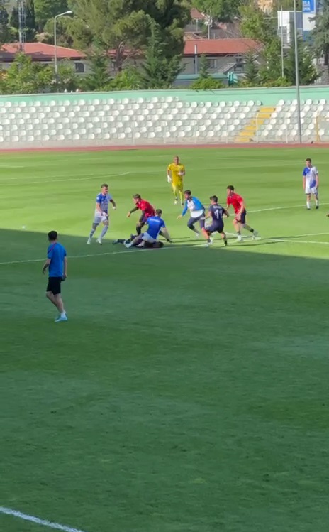 Foto - Çöp kovası fırlattılar! Saha birbirine girdi