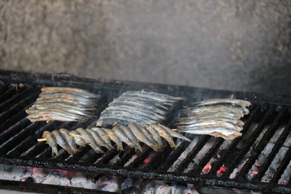 Çöp şiş değil hamsi şiş! Siz daha önce hamsiyi böyle yediniz mi? 