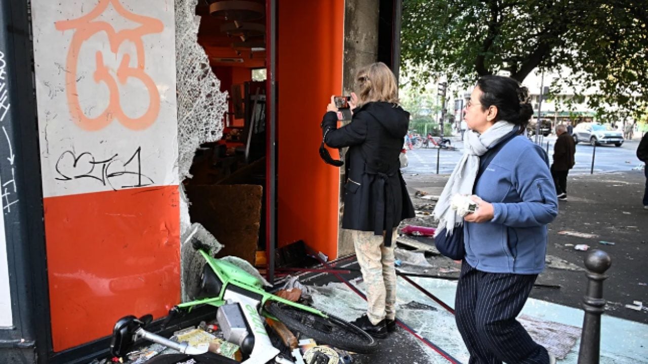 Foto - Çöp tenekesinin yanında bulduğu şey şaşırttı! Sosyal medyadan paylaştı!