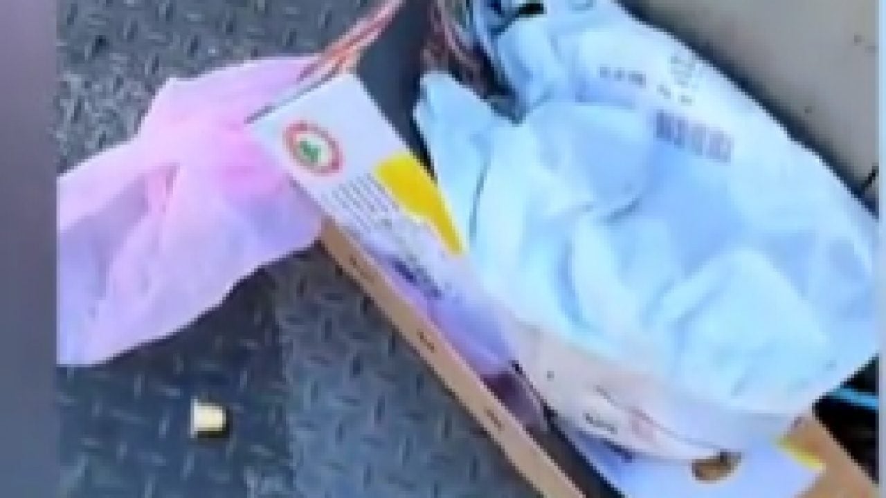 Foto - Çöp tenekesinin yanında bulduğu şey şaşırttı! Sosyal medyadan paylaştı!