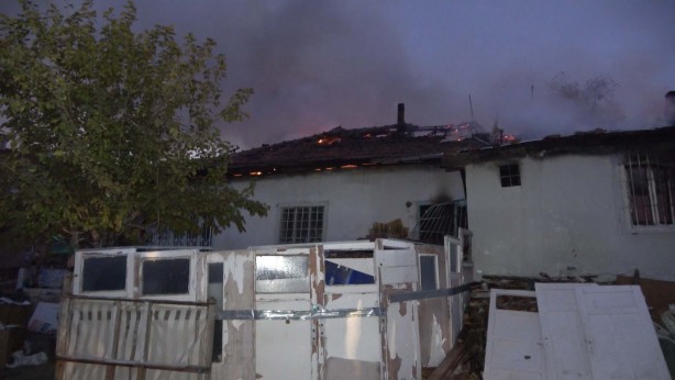 Foto - Çöp toplayarak aldığı evi yanan yaşlı adamın feryadı yürek burktu