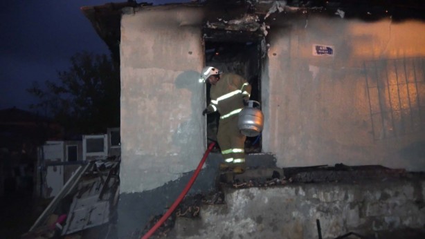 Foto - Çöp toplayarak aldığı evi yanan yaşlı adamın feryadı yürek burktu