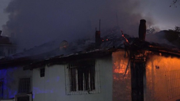 Foto - Çöp toplayarak aldığı evi yanan yaşlı adamın feryadı yürek burktu