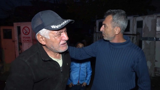 Çöp toplayarak aldığı evi yanan yaşlı adamın feryadı yürek burktu