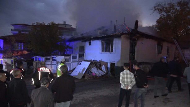 Foto - Çöp toplayarak aldığı evi yanan yaşlı adamın feryadı yürek burktu