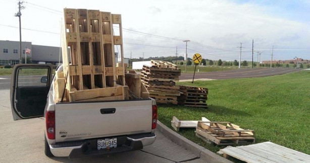  Çöpe atılmış paletlerden ev yaptı!