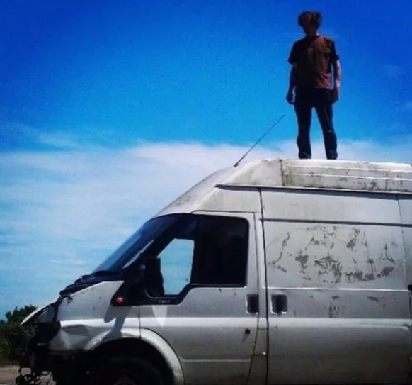 Foto - Çöpe atmak yerine yaptıkları şaşırttı! Eski otomobili bakın neye çevirdi