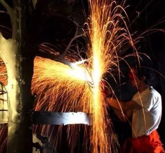 Foto - Çöpe atmak yerine yaptıkları şaşırttı! Eski otomobili bakın neye çevirdi