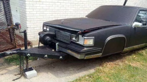 Çöpe atmak yerine yaptıkları şaşırttı! Eski otomobili bakın neye çevirdi