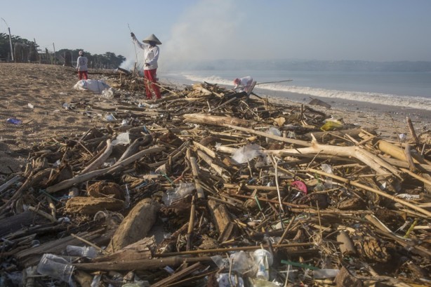 Çöpler, Bali sahillerine vurdu