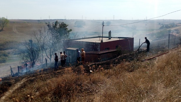 Foto - Çöpleri tutuşturmak isterken az daha evi yakıyordu!