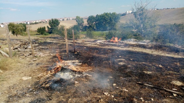 Foto - Çöpleri tutuşturmak isterken az daha evi yakıyordu!