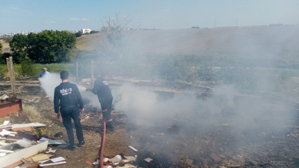 Foto - Çöpleri tutuşturmak isterken az daha evi yakıyordu!