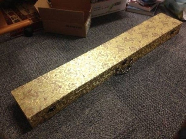 Çöpte bulduğu kutudan öyle bir şey çıktı ki!