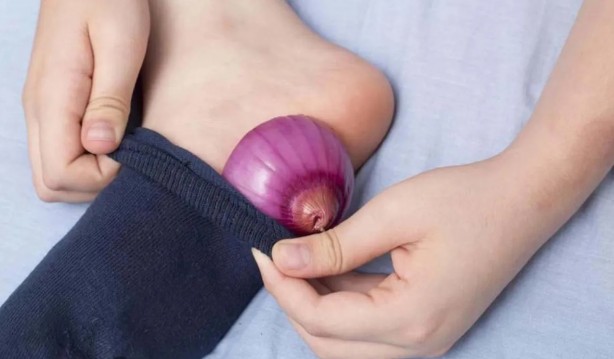 Çorabınızın için yarım soğan koyup sabaha kadar beklerseniz bakın ne olur? Herkes bunu yapıyor