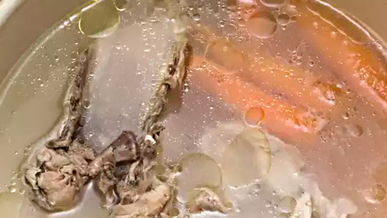 Çorba yaparken su yerine bunu kullanın! Vitaminini artırıyor, günlerce bozulmamasını sağlıyor...