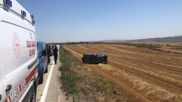 Foto - Çorlu’da otomobil tarlaya devrildi