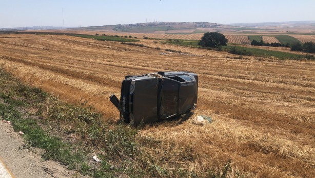  Çorlu’da otomobil tarlaya devrildi