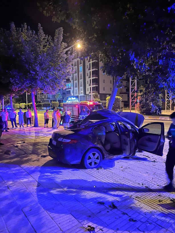 Foto - Çorum'da ağaca çarpan otomobilde bulunan 2 kişi can verdi