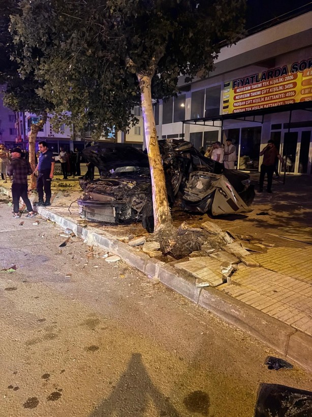 Foto - Çorum'da ağaca çarpan otomobilde bulunan 2 kişi can verdi