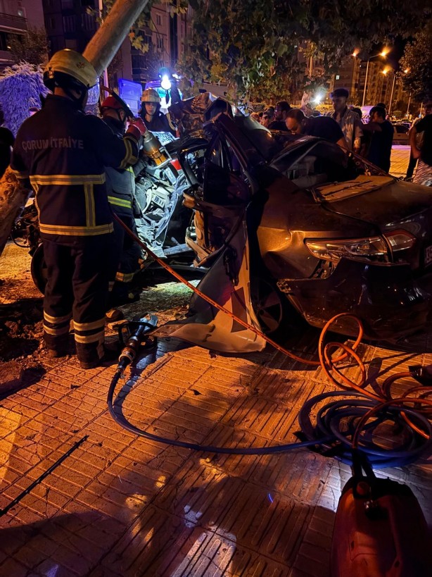 Foto - Çorum'da ağaca çarpan otomobilde bulunan 2 kişi can verdi